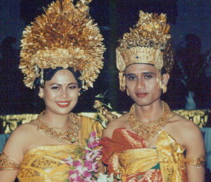la boda Balinesa con trajes de los reyes de Bali