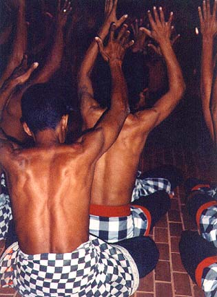 kechak es la danza de 100 hombres Balineses, sentando...